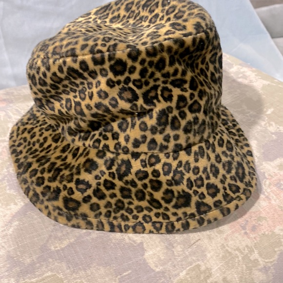Fuzzy leopard print bucket hat - Picture 2 of 8